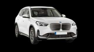 Schräge Frontansicht auf einen BMW iX1 , freigestellt