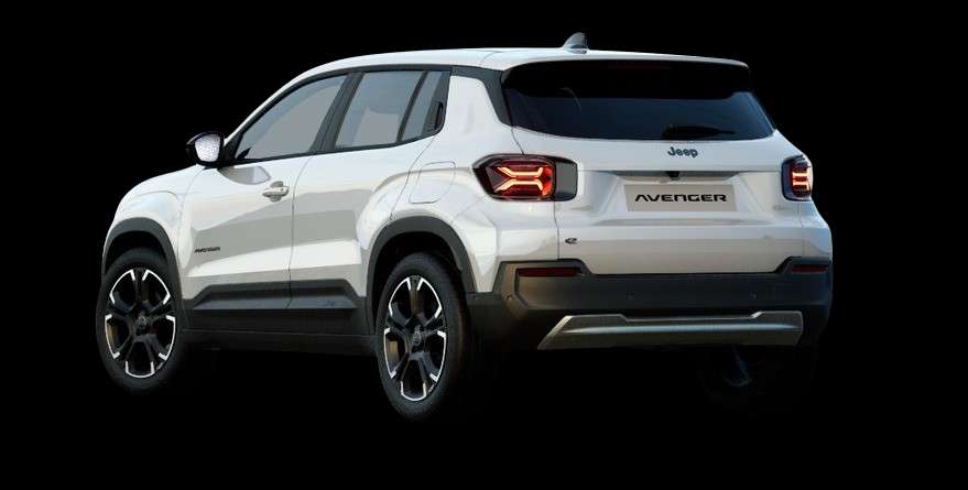 Schräge Heckansicht eines Jeep Avenger, freigestellt