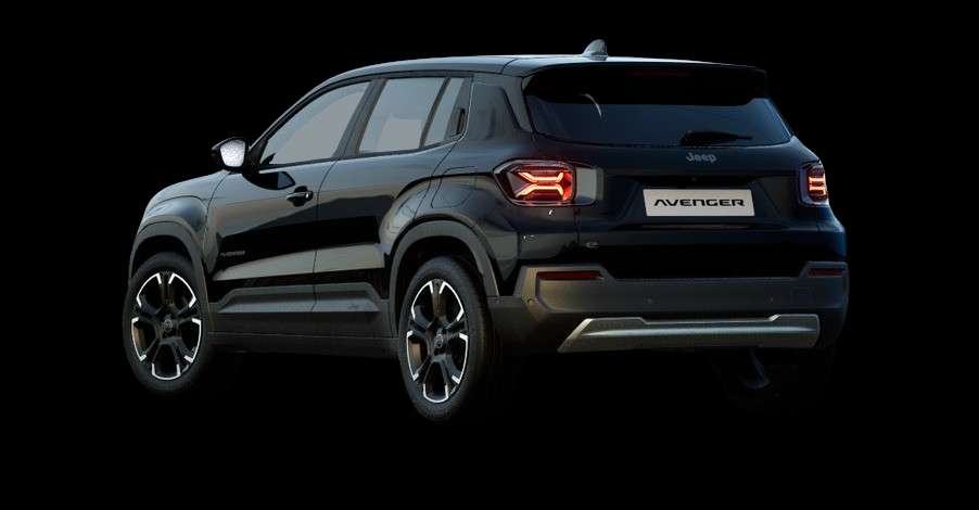 Schräge Heckansicht eines Jeep Avenger, freigestellt