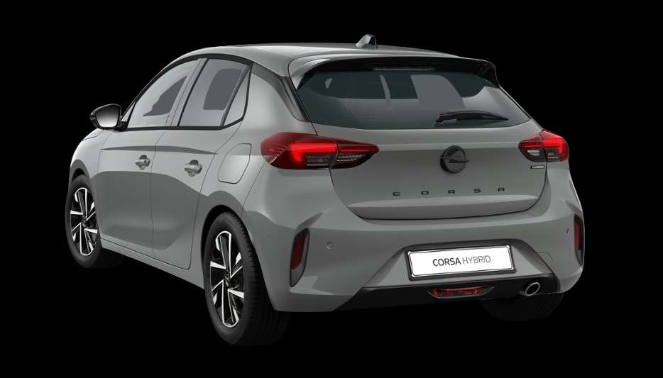 Schräge Heckansicht eines Opel Corsa, freigestellt