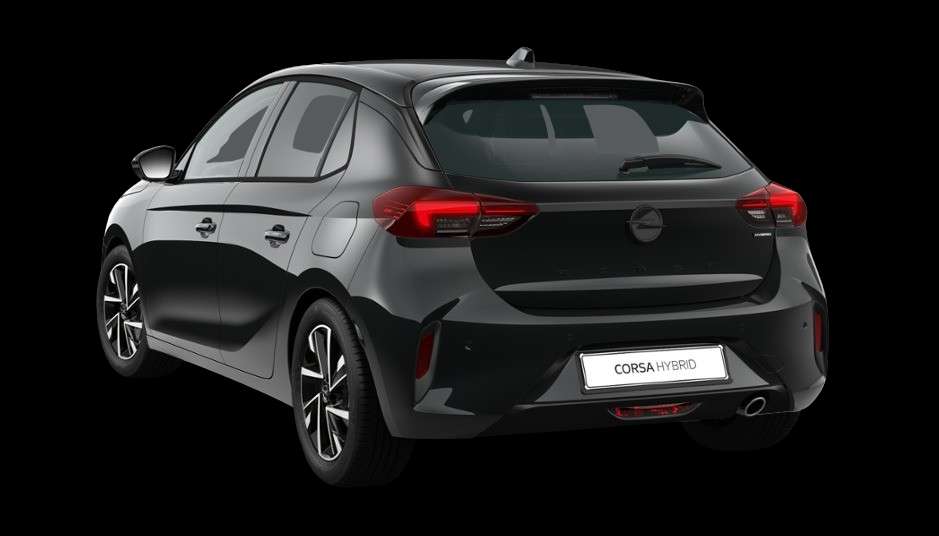 Schräge Heckansicht eines Opel Corsa, freigestellt
