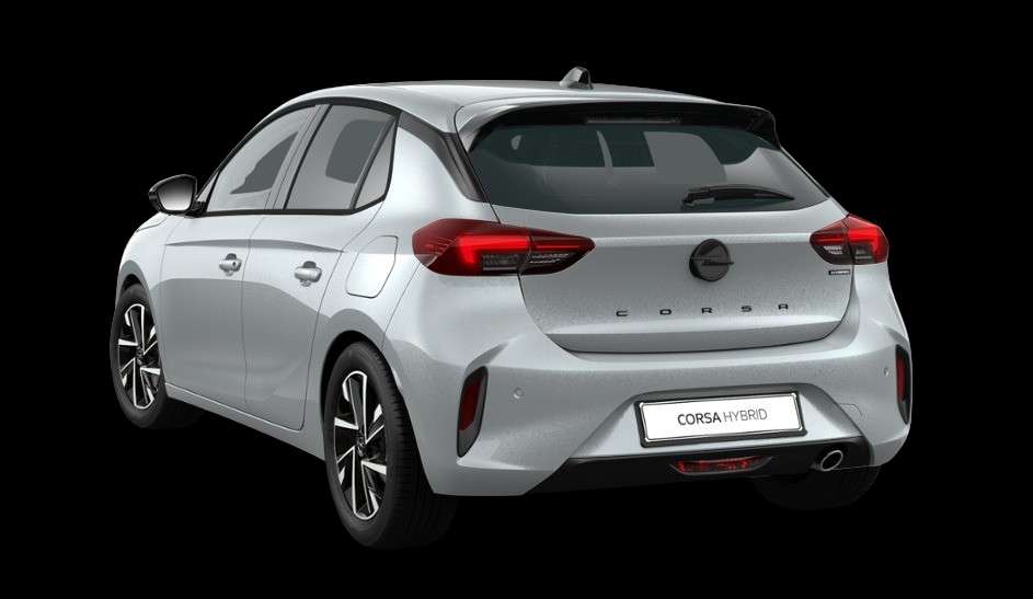 Schräge Heckansicht eines Opel Corsa, freigestellt