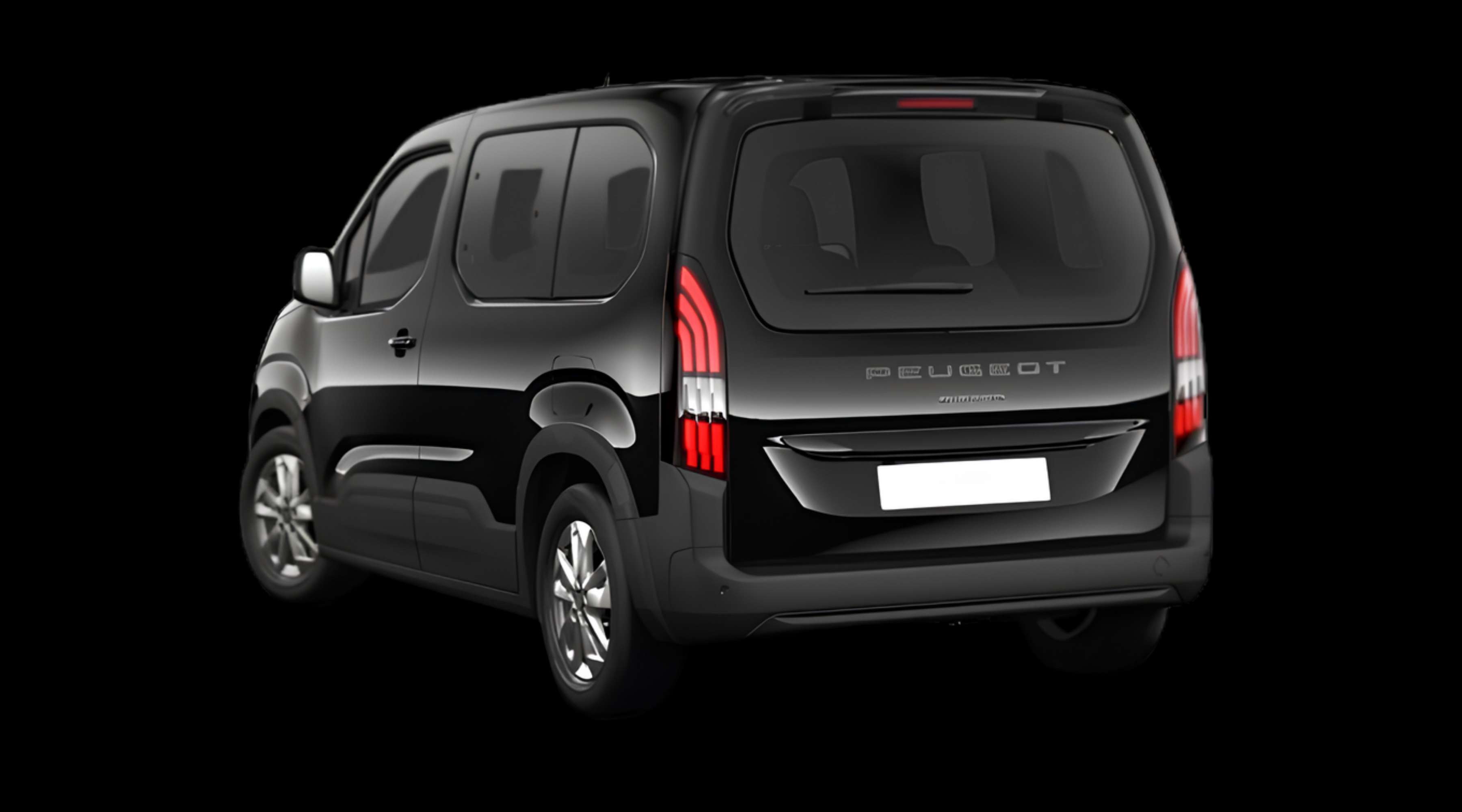 Schräge Heckansicht eines Peugeot Rifter, freigestellt