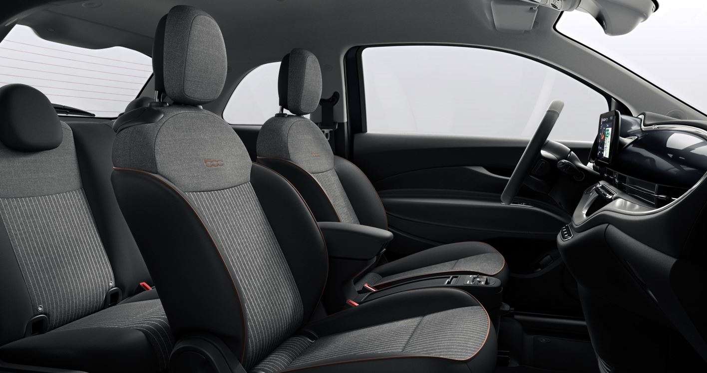 Ansicht der Frontsitze eines Fiat 500