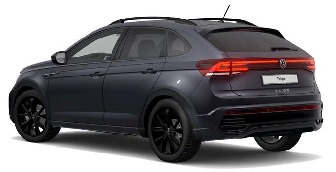 Schräge Heckansicht auf einen Volkswagen Taigo, freigestellt