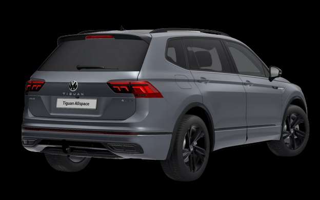 Schräge Heckansicht auf einen Volkswagen Tiguan Allspace, freigestellt