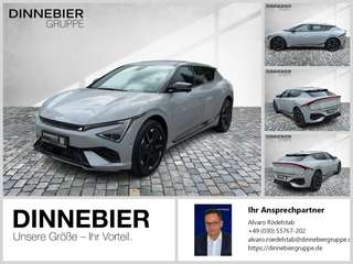 Schräge Frontansicht auf einen Kia EV6 , freigestellt