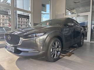 Schräge Frontansicht auf einen Mazda CX-30 , freigestellt