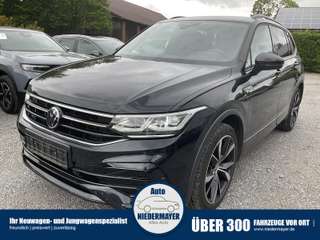 Schräge Frontansicht auf einen Volkswagen Tiguan Allspace , freigestellt