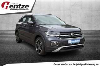 Schräge Frontansicht auf einen Volkswagen T-Cross , freigestellt