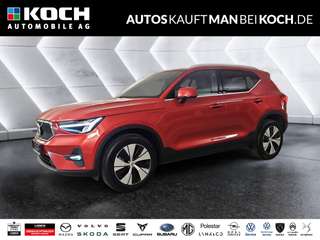 Schräge Frontansicht auf einen Volvo XC40 , freigestellt