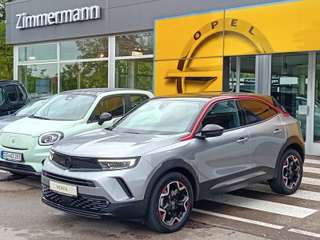 Schräge Frontansicht auf einen Opel Mokka , freigestellt