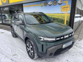 Schräge Frontansicht auf einen Dacia Duster , freigestellt