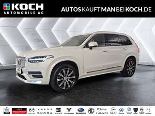 Schräge Frontansicht auf einen Volvo XC90 , freigestellt