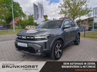 Schräge Frontansicht auf einen Dacia Duster , freigestellt