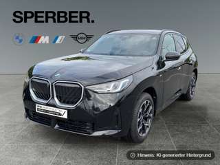 Schräge Frontansicht auf einen BMW X3 , freigestellt