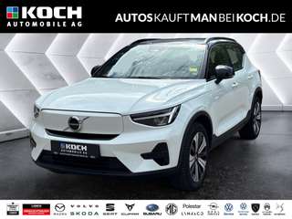Schräge Frontansicht auf einen Volvo XC40 , freigestellt