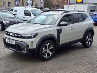 Schräge Frontansicht auf einen Dacia Duster , freigestellt