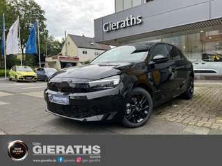 Schräge Frontansicht auf einen Opel Corsa , freigestellt