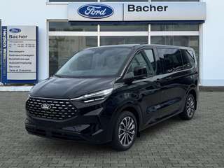 Schräge Frontansicht auf einen Ford Tourneo Custom , freigestellt