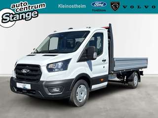 Schräge Frontansicht auf einen Ford Transit , freigestellt