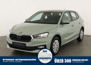 Schräge Frontansicht auf einen Skoda Fabia , freigestellt