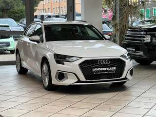 Schräge Frontansicht auf einen Audi A3 , freigestellt