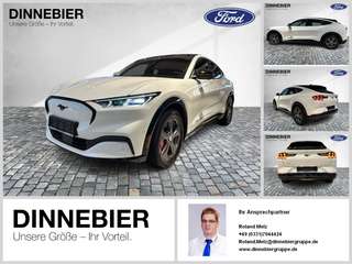 Schräge Frontansicht auf einen Ford Mustang Mach-E , freigestellt