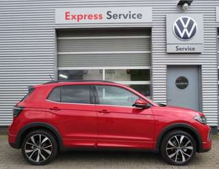 Schräge Frontansicht auf einen Volkswagen T-Cross , freigestellt