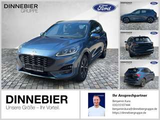 Schräge Frontansicht auf einen Ford Kuga , freigestellt
