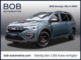 Schräge Frontansicht auf einen Dacia Jogger , freigestellt