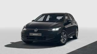 Schräge Frontansicht auf einen Volkswagen Golf , freigestellt