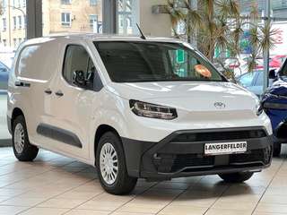 Schräge Frontansicht auf einen Toyota Proace City , freigestellt