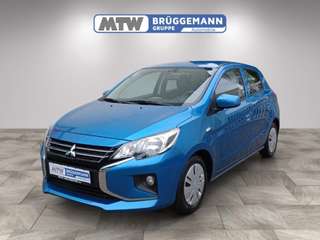 Schräge Frontansicht auf einen Mitsubishi Space Star , freigestellt