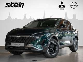 Schräge Frontansicht auf einen Nissan Qashqai , freigestellt