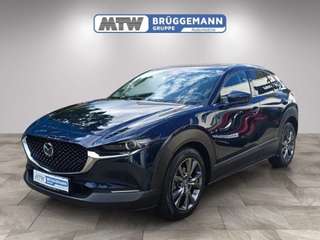 Schräge Frontansicht auf einen Mazda CX-30 , freigestellt