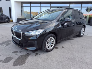 Schräge Frontansicht auf einen BMW 2er-Reihe , freigestellt