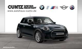 Schräge Frontansicht auf einen MINI COOPER SE , freigestellt