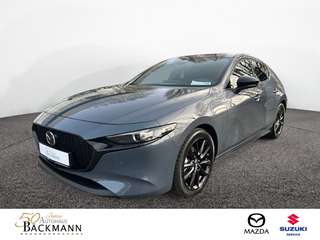 Schräge Frontansicht auf einen Mazda Mazda3 , freigestellt