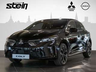 Schräge Frontansicht auf einen Mitsubishi Colt , freigestellt