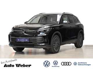 Schräge Frontansicht auf einen Volkswagen Tiguan , freigestellt