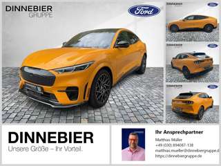 Schräge Frontansicht auf einen Ford Mustang Mach-E , freigestellt