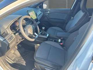 Schräge Frontansicht auf einen Renault Captur , freigestellt