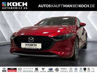 Schräge Frontansicht auf einen Mazda Mazda3 , freigestellt