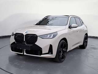Schräge Frontansicht auf einen BMW X3 , freigestellt