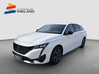 Schräge Frontansicht auf einen Peugeot 308 , freigestellt