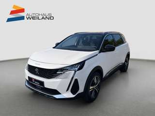 Schräge Frontansicht auf einen Peugeot 5008 , freigestellt