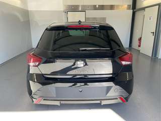 Schräge Frontansicht auf einen SEAT Ibiza , freigestellt