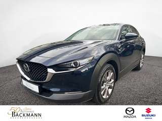 Schräge Frontansicht auf einen Mazda CX-30 , freigestellt