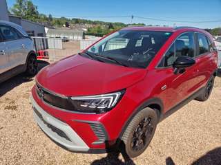 Schräge Frontansicht auf einen Opel Crossland X , freigestellt